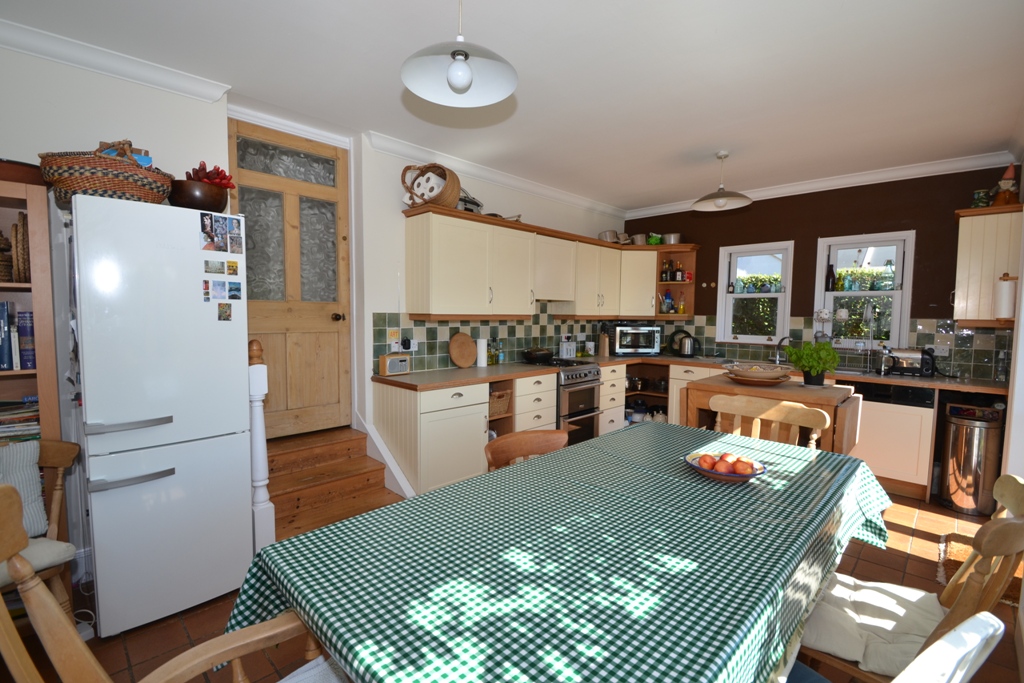 Kitchen breakfast room.JPG